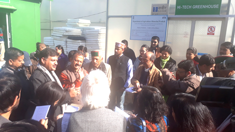 Demonstration of improvement in Climate Change Adaptive Capacity of women farmers and participants of media during field visit at Dhamun Panchayat, Shimla Demonstration of improvement in Climate Change Adaptive Capacity of women farmers and participants of media during field visit at Dhamun Panchayat, Shimla 1