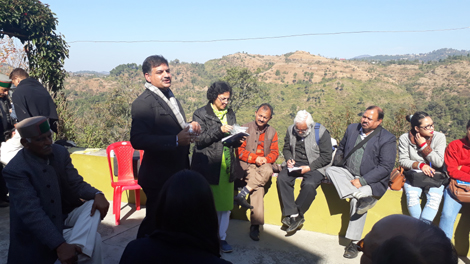 Director (DEST) presenting Participation Certificates to the participants of media 1. Director (DEST) presenting Participation Certificates to the participants of media 1 pohoto.