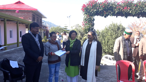 Director (DEST) presenting Participation Certificates to the participants of media 2 Director (DEST) presenting Participation Certificates to the participants of media 2 pohoto.