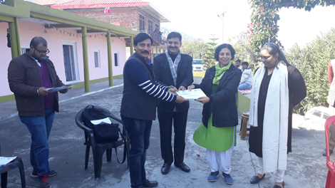 Director (DEST) presenting Participation Certificates to the participants of media 3. Director (DEST) presenting Participation Certificates to the participants of media 3 pohoto.