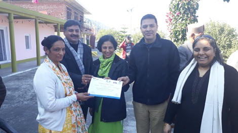 Director (DEST) presenting Participation Certificates to the participants of media 4. Director (DEST) presenting Participation Certificates to the participants of media 4 pohoto.